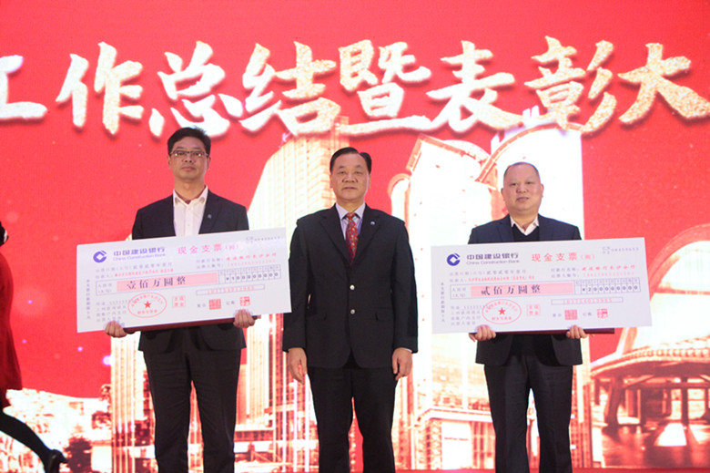 集团苏松泉董事长亲自为中国建设工程质量最高奖--鲁班奖颁发证书与奖金.jpg 集团苏松泉董事长亲自为中国建设工程质量最高奖--鲁班奖颁发证书与奖金.jpg
