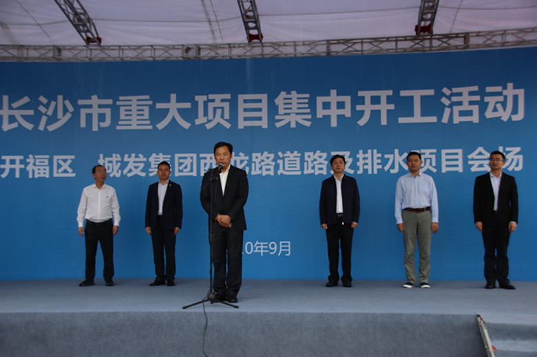 西龙路道路及排水工程开工现场图片_副本.jpg 西龙路道路及排水工程开工现场图片_副本.jpg